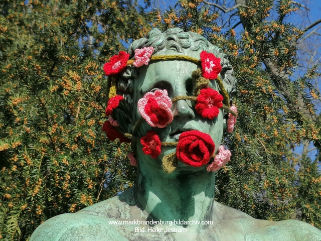 Strickrosen an Skulptur